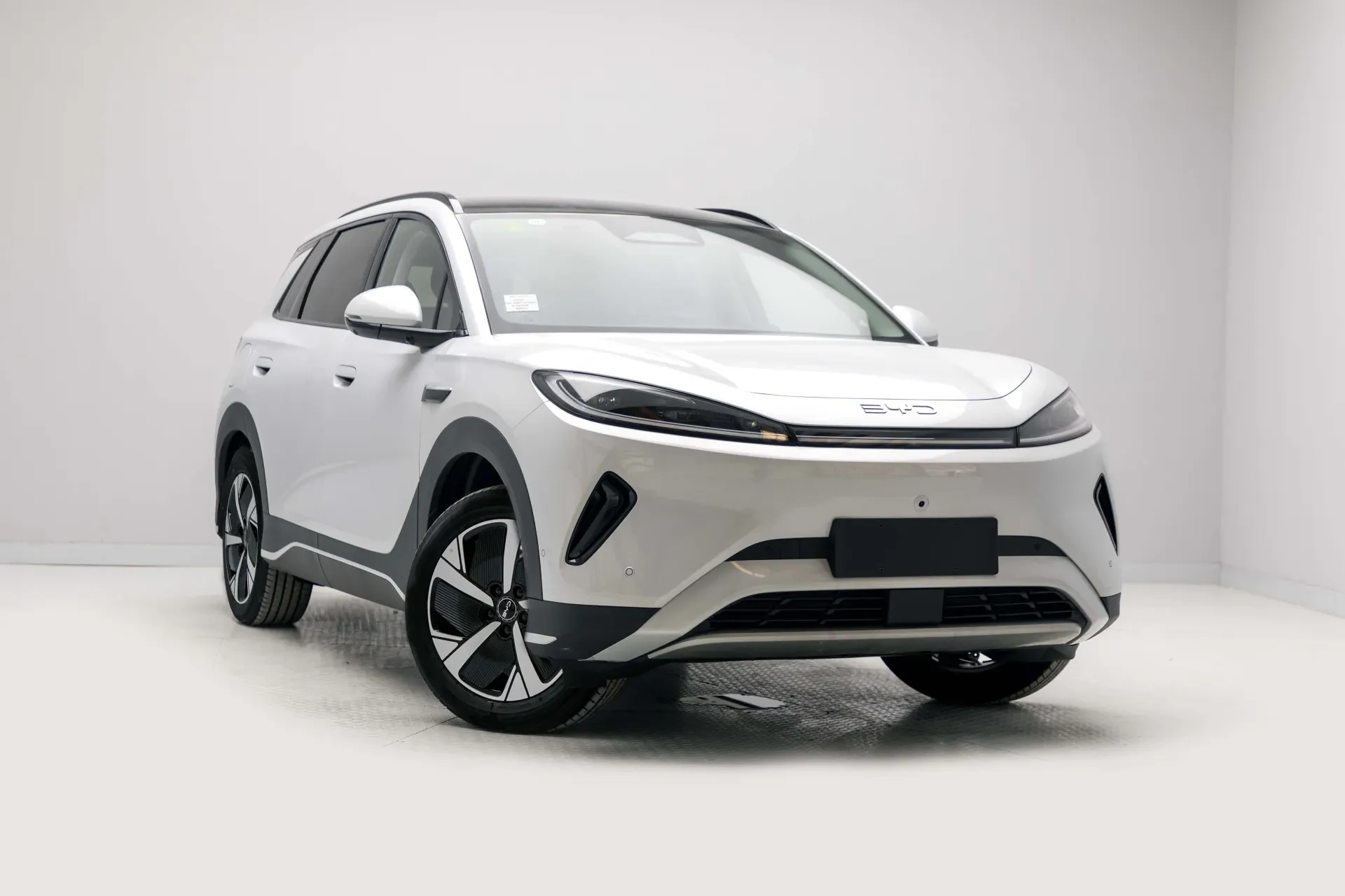 White 2025 BYD Sealion 05 EV compact electric SUV reference photo for vehicle identification · detail thumbnail 4